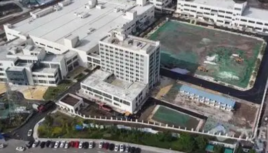 長川科技公司在內江調試組裝生產的首批集成電路測試機正式生產入庫(圖2) 10-22033016052L45.png